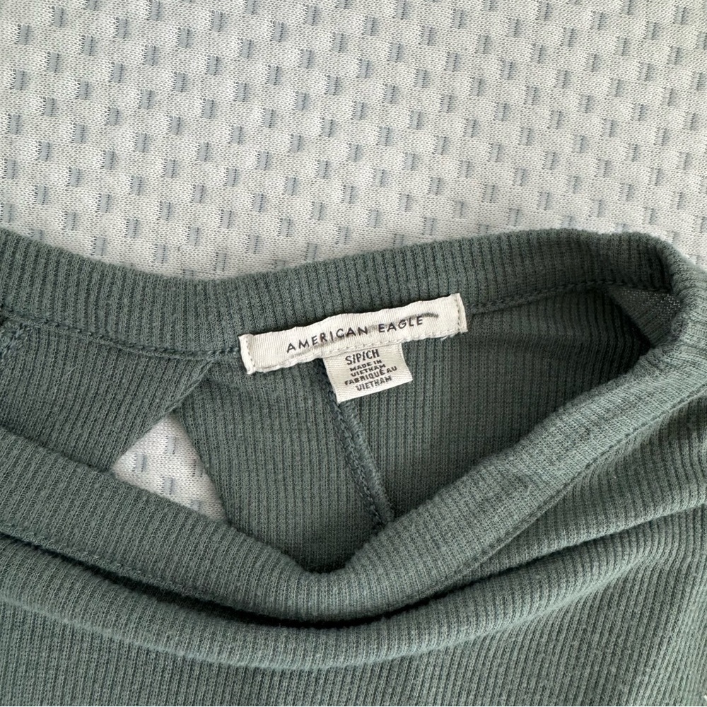 American Eagle green ribbed activewear top with open backside size small - Picture 7 of 7